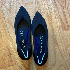 Rothy’s the point size 6 in black
